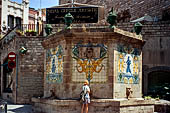 Barcellona, Spagna - La fontana maiolicata che si trova sulla Cucurulla all'ingresso del quartiere gotico. 